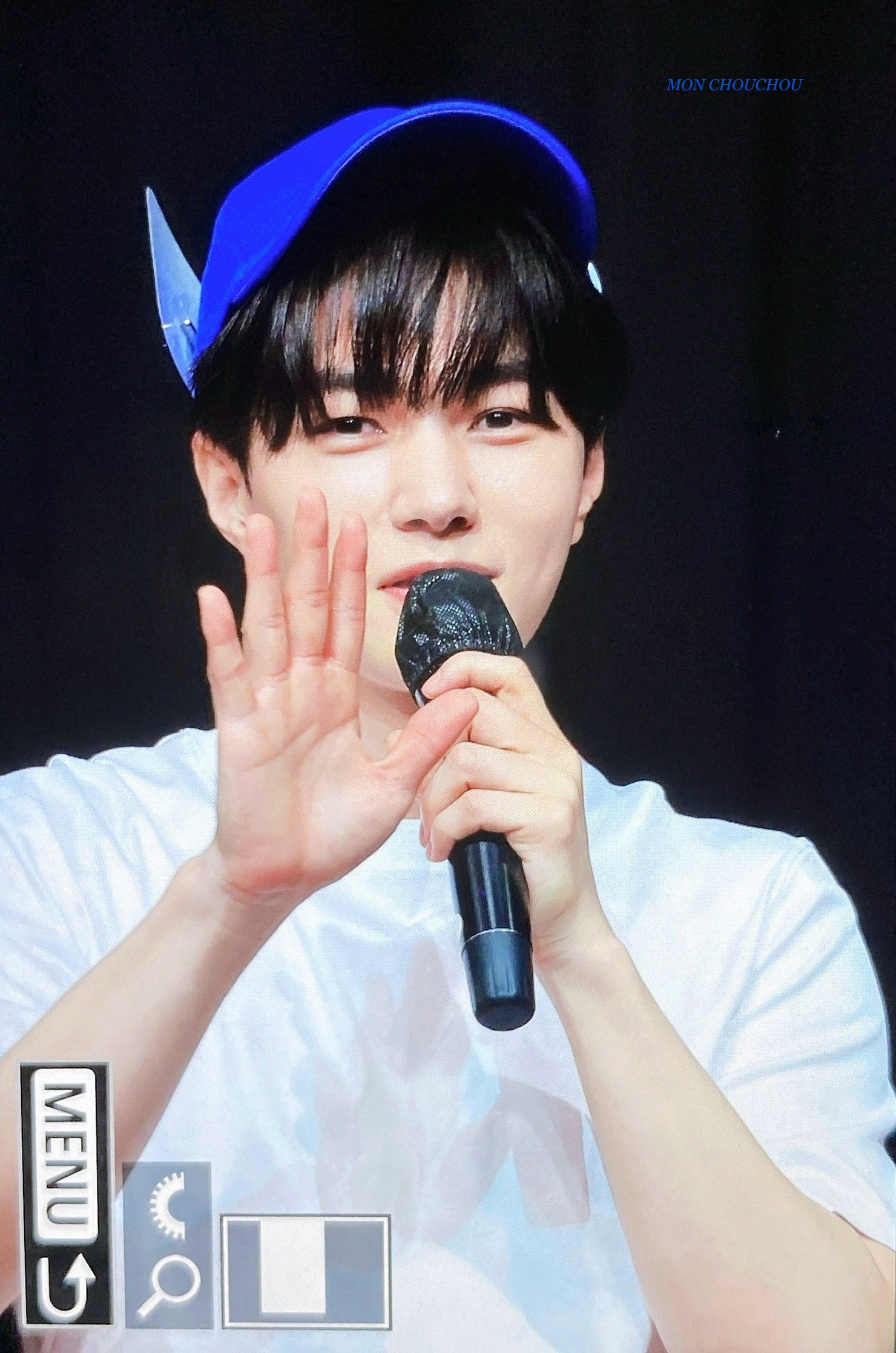 A moment captured by a fan of Kim Myungsoo (L)