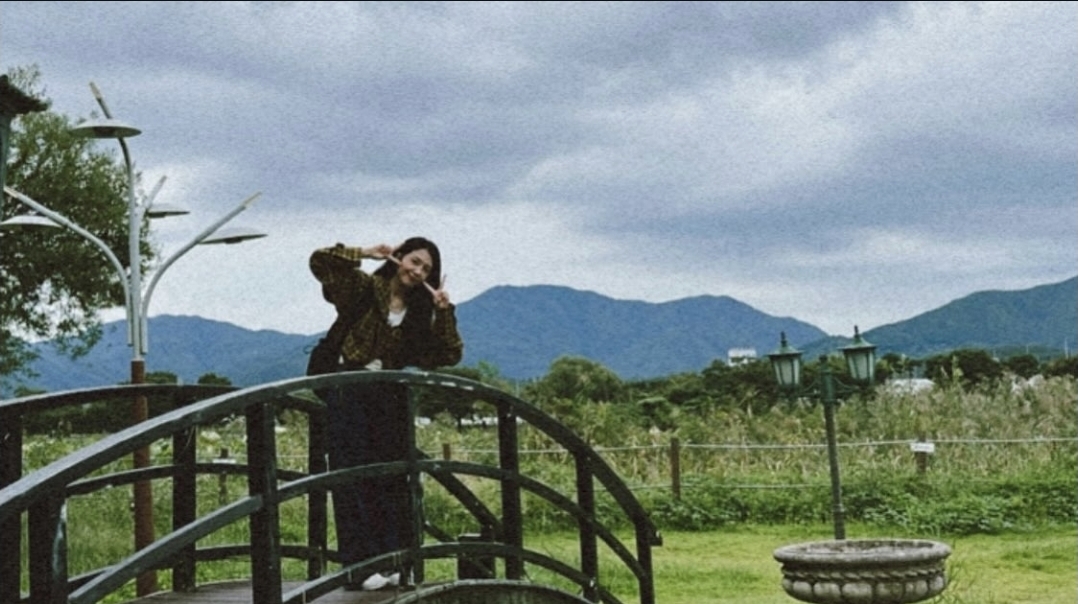 Behind-the-scenes cut of Jung Eunji