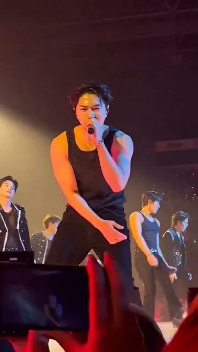 A moment captured by a fan of Kim Myungsoo (L)