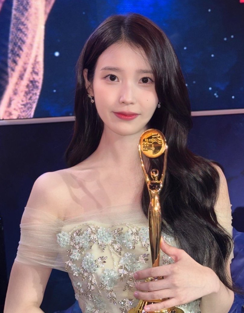 Behind-the-scenes cut of IU