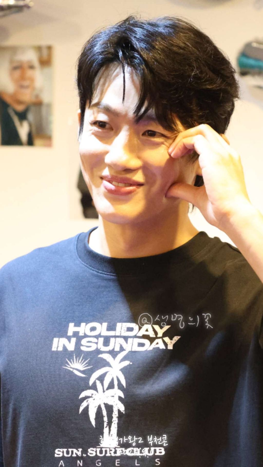 Emotional wallpaper shared by fans for Shin Seungtae