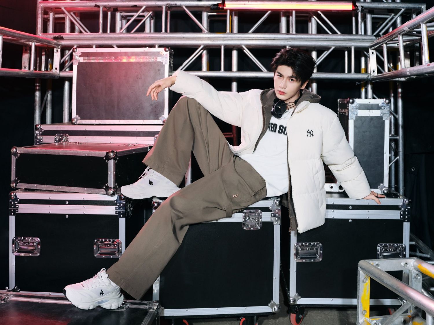 Behind-the-scenes cut of Zhang Linghe
