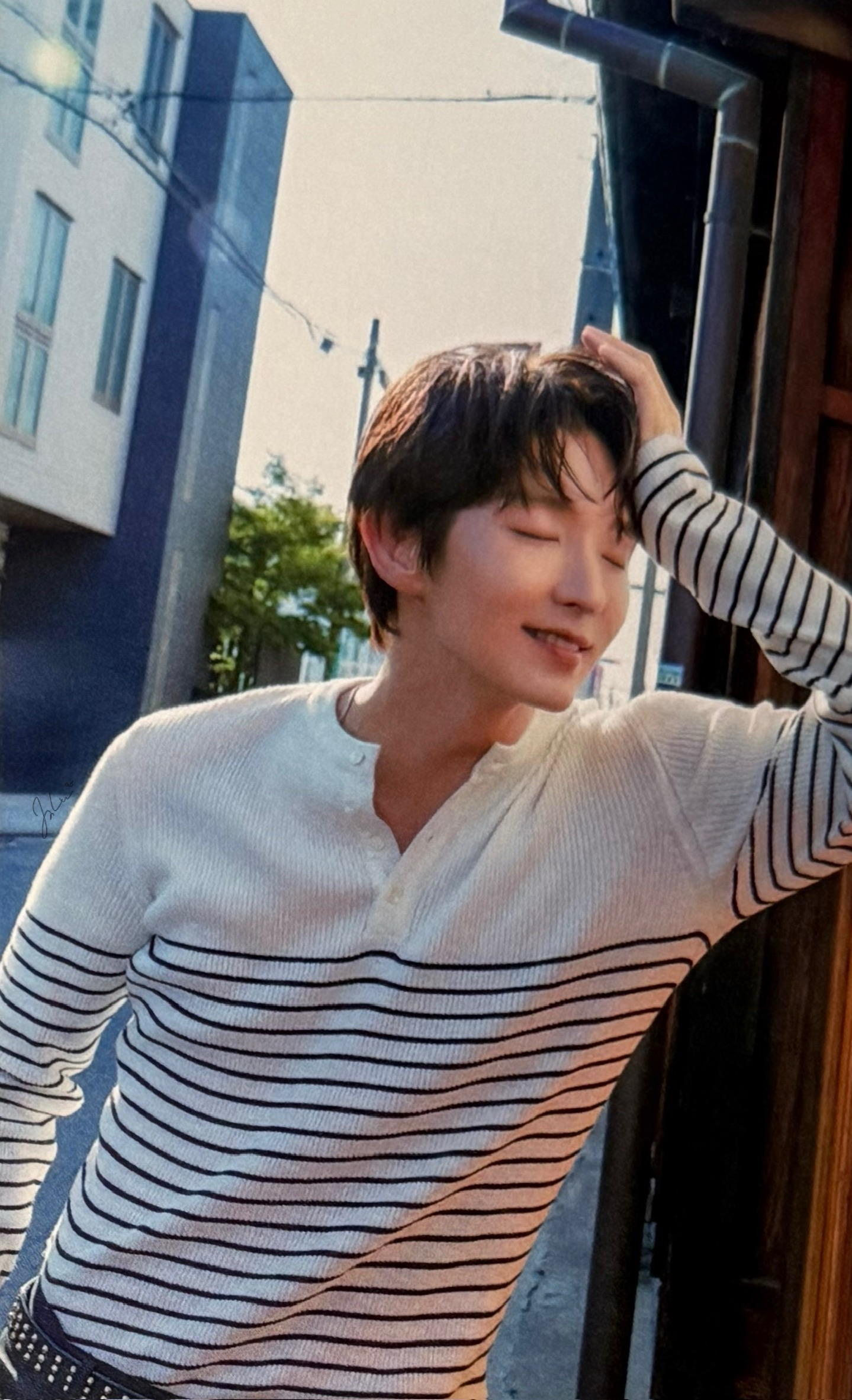 A moment captured by a fan of Lee Joongi