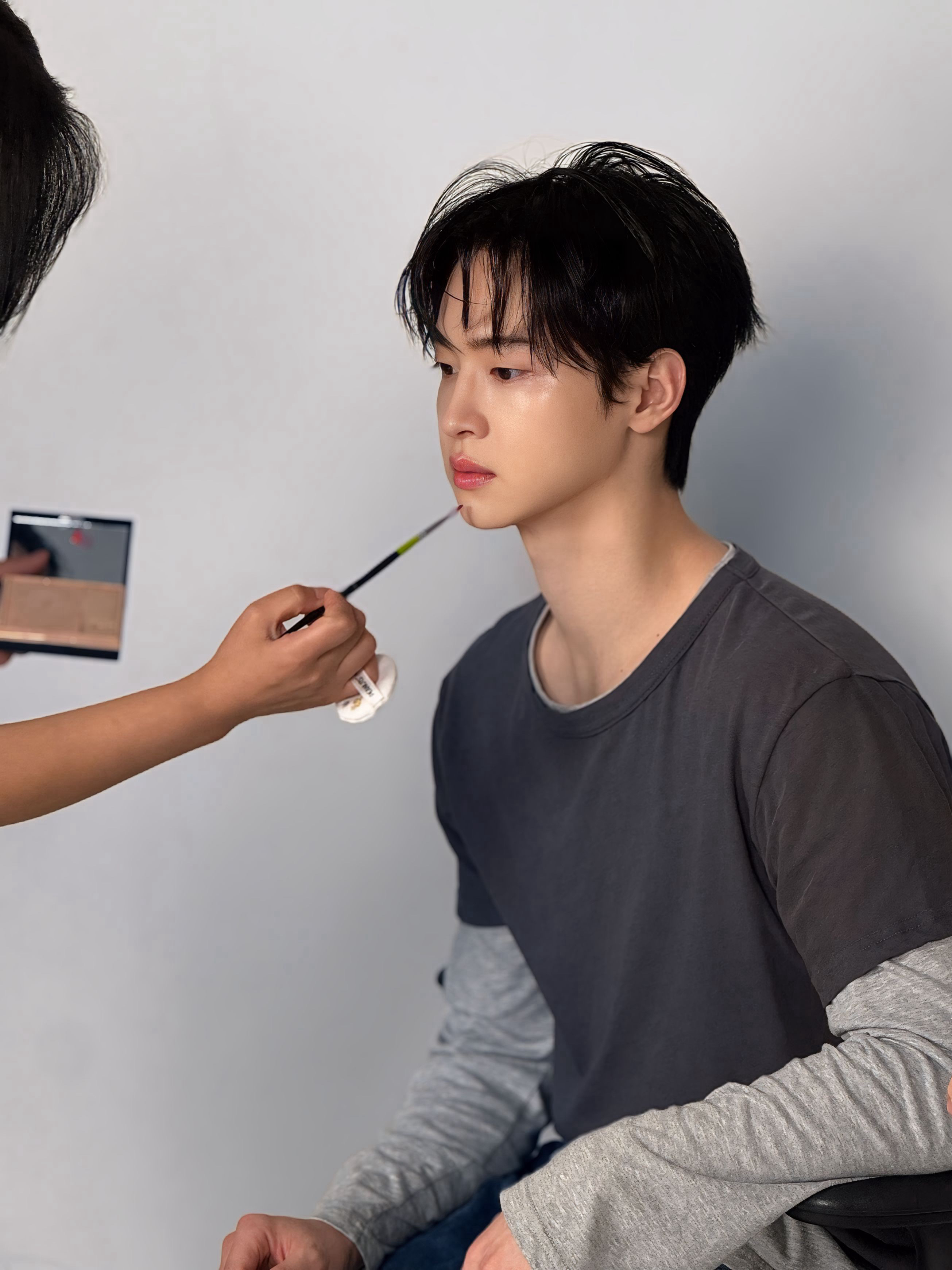 Behind-the-scenes cut of Jang Dongyoon