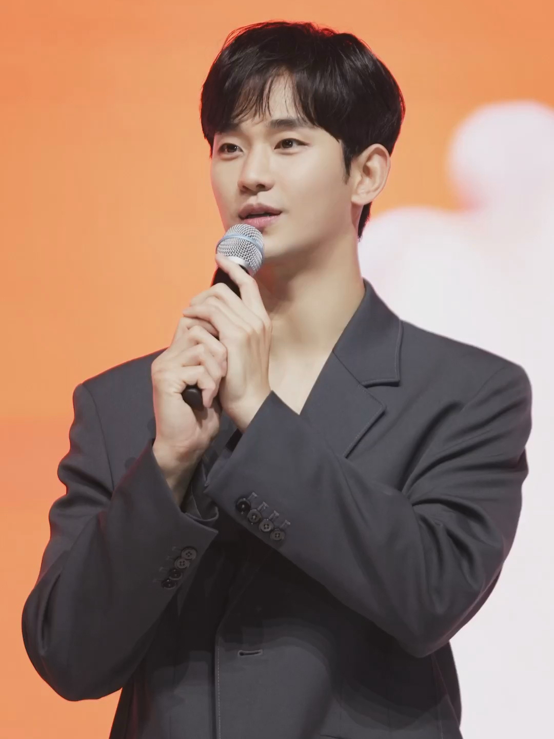 キム・スヒョンのビハインドカット