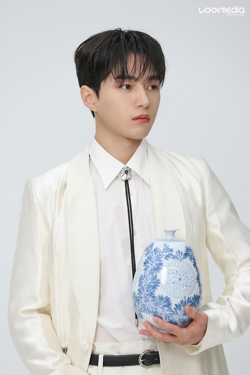 Latest photo of Kim Myungsoo (L)