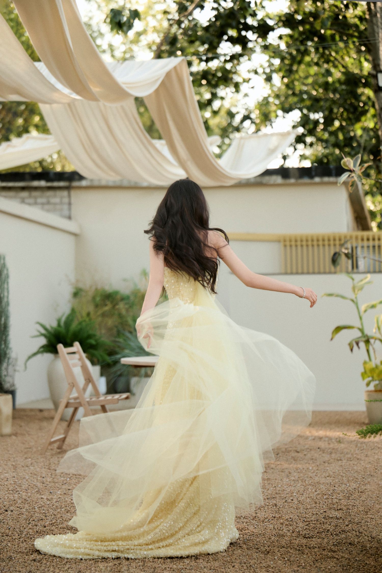 Behind-the-scenes cut of Zhang Ruonan