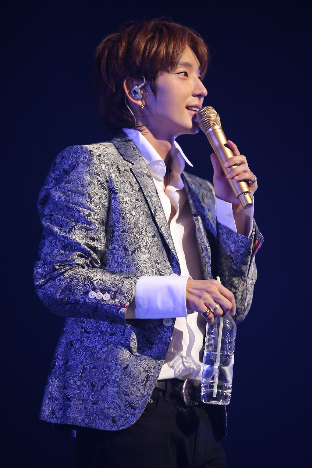 Behind-the-scenes cut of Lee Joongi