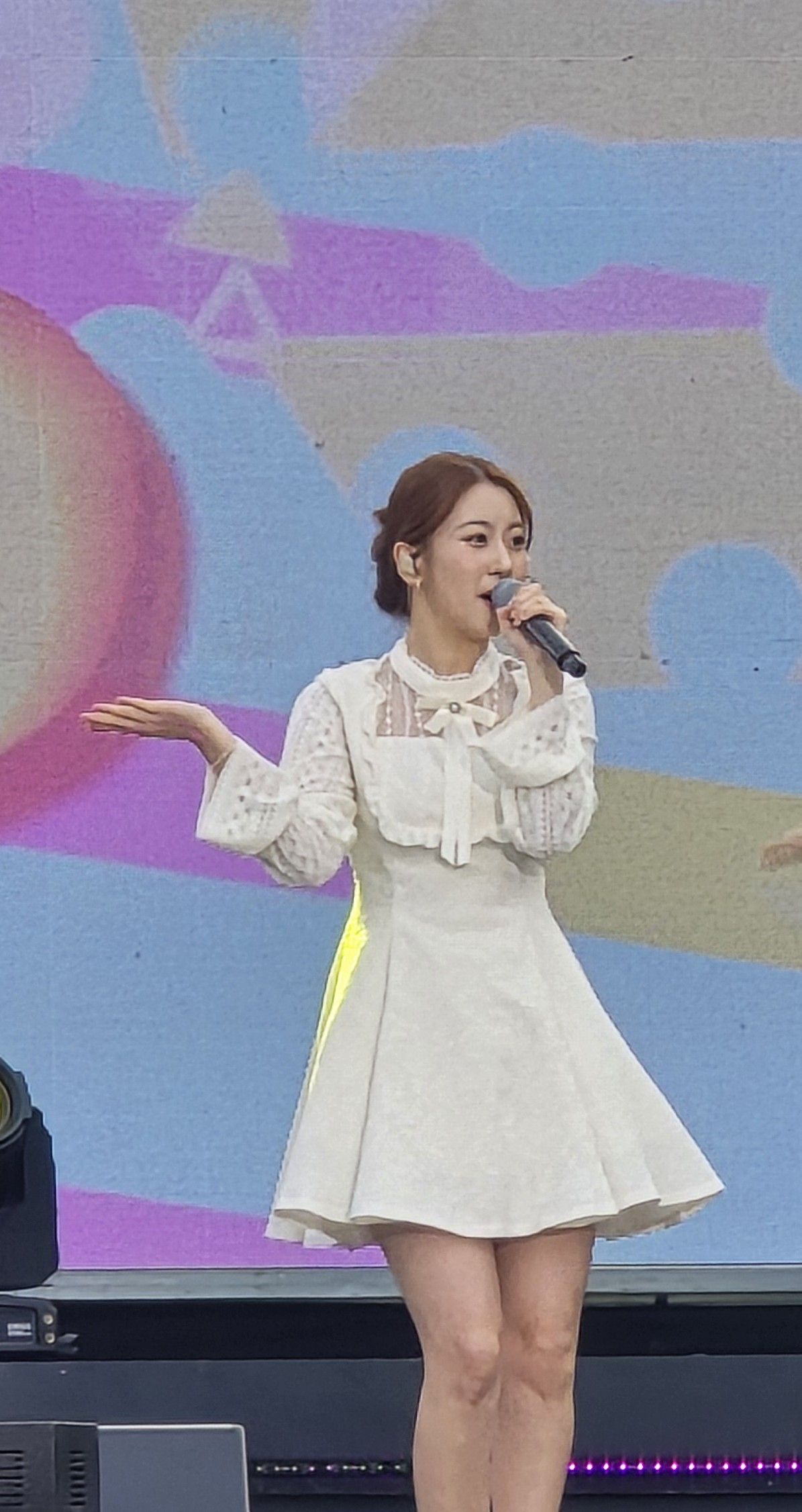 Emotional wallpaper shared by fans for Oh Yujin