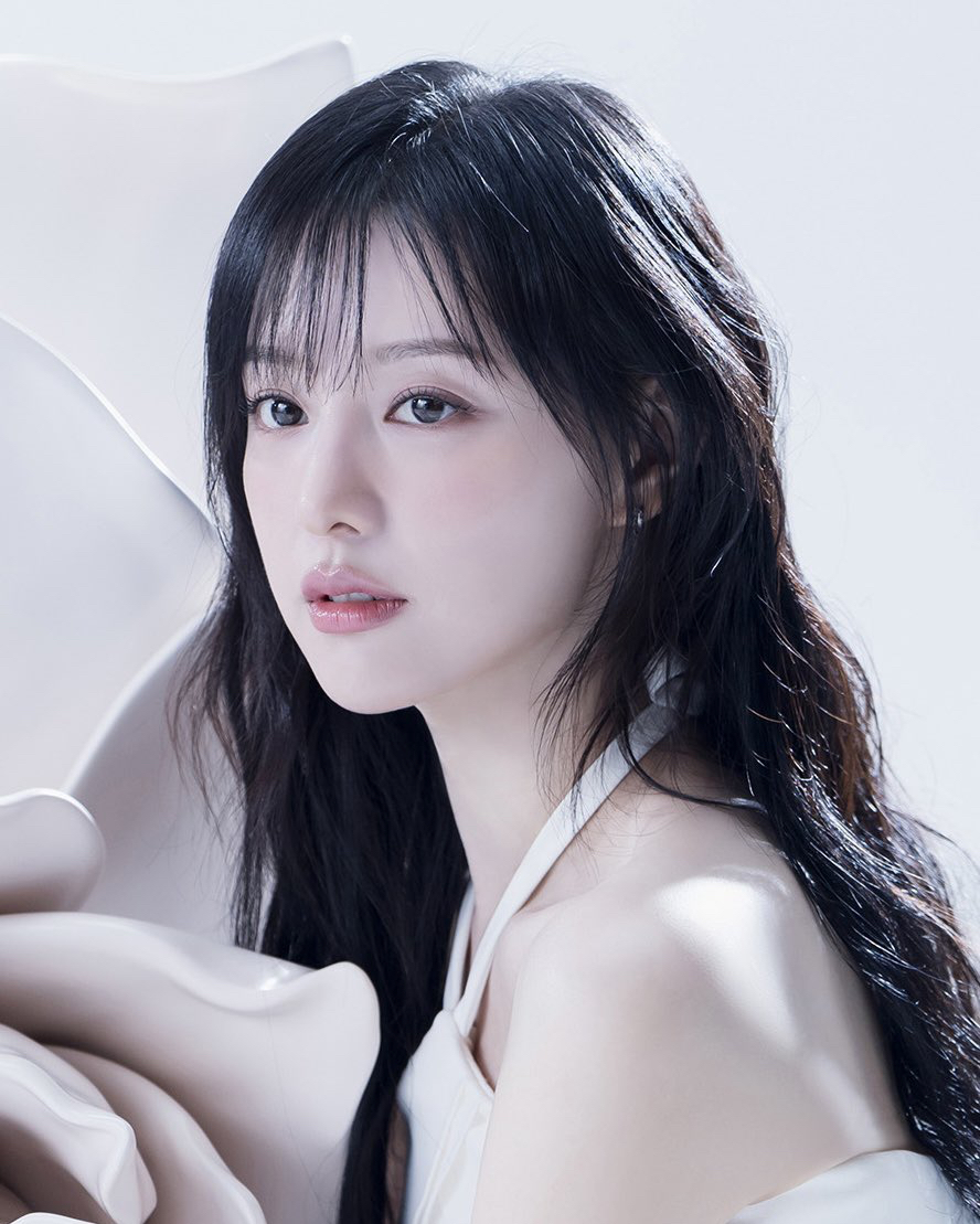 Behind-the-scenes cut of Kim Jiwon