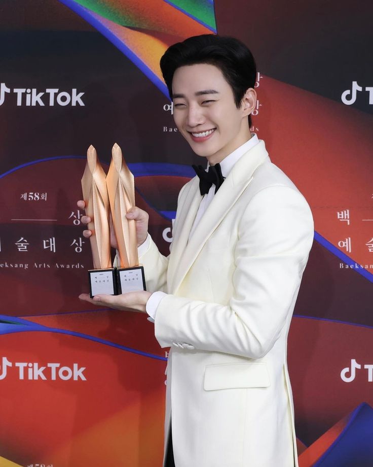 Behind-the-scenes cut of Lee Junho