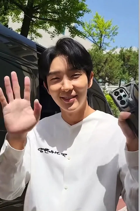 Behind-the-scenes cut of Lee Joongi