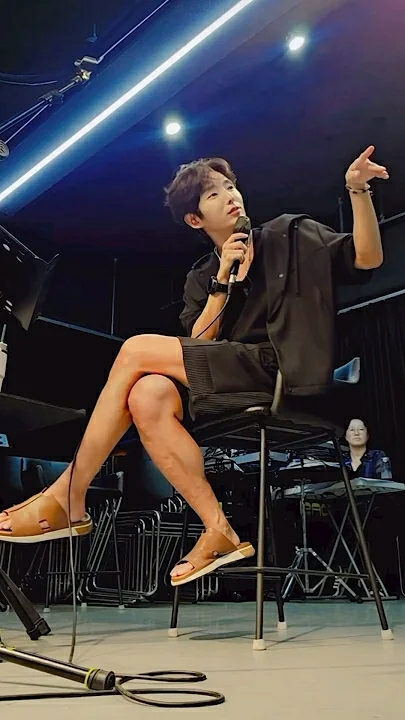 A moment captured by a fan of Lee Joongi