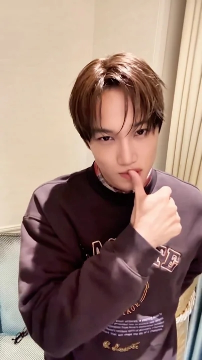 Emotional wallpaper shared by fans for KAI