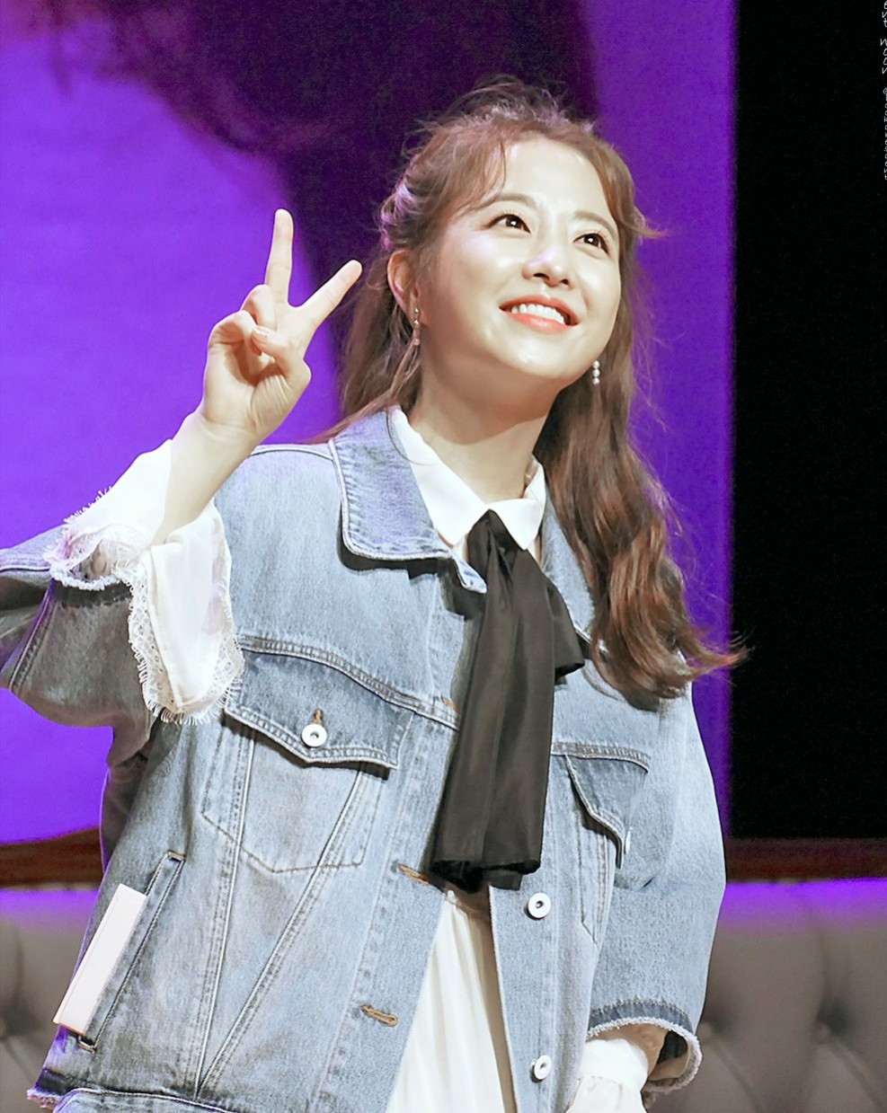 Behind-the-scenes cut of Park Boyoung