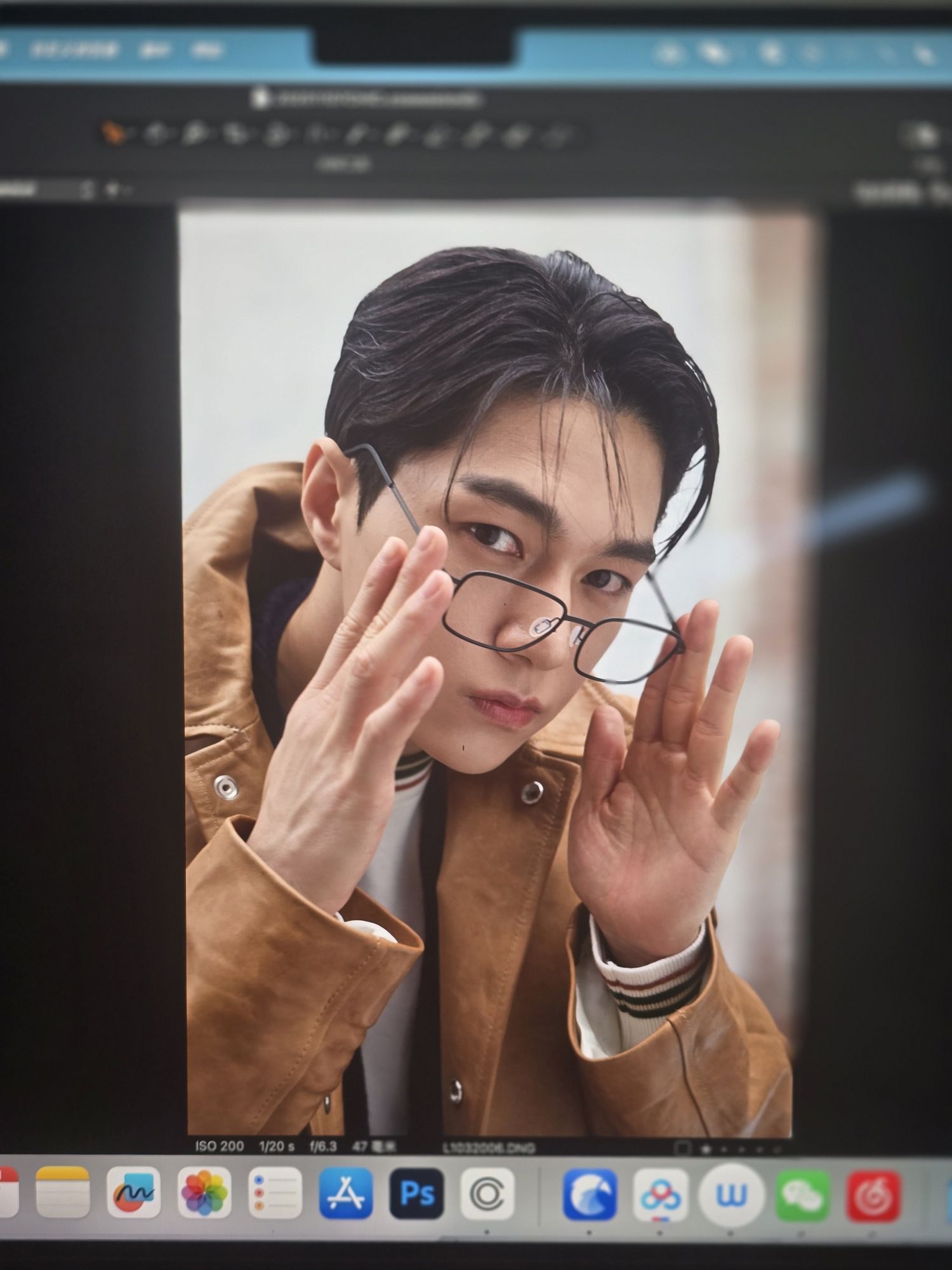 A moment captured by a fan of Kim Myungsoo (L)