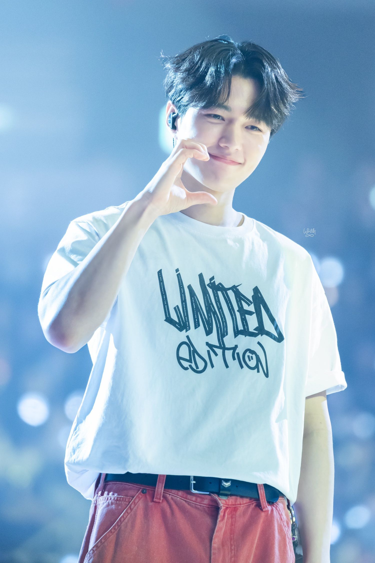A moment captured by a fan of Kim Myungsoo (L)