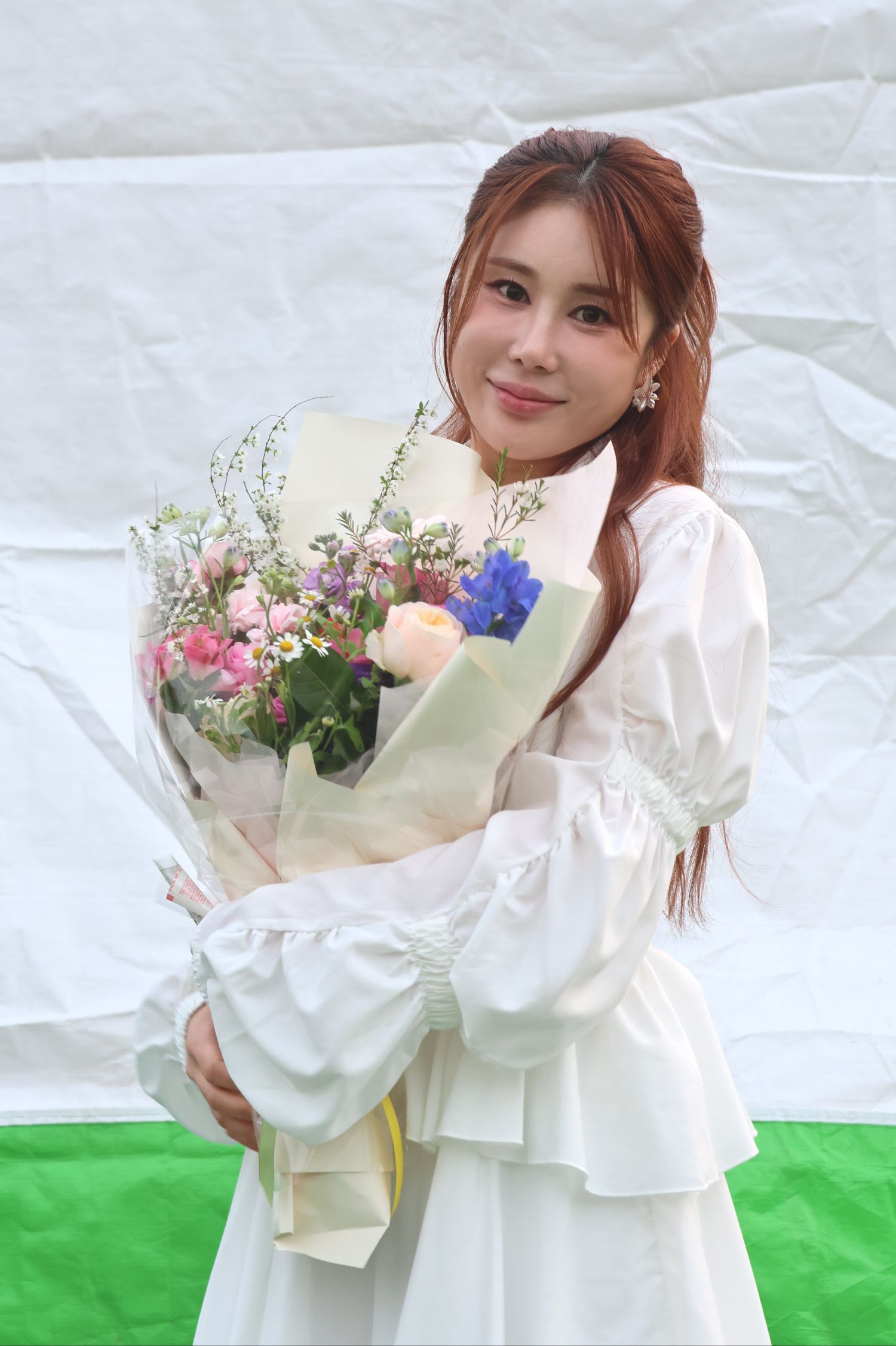 Behind-the-scenes cut of Kim Soyou