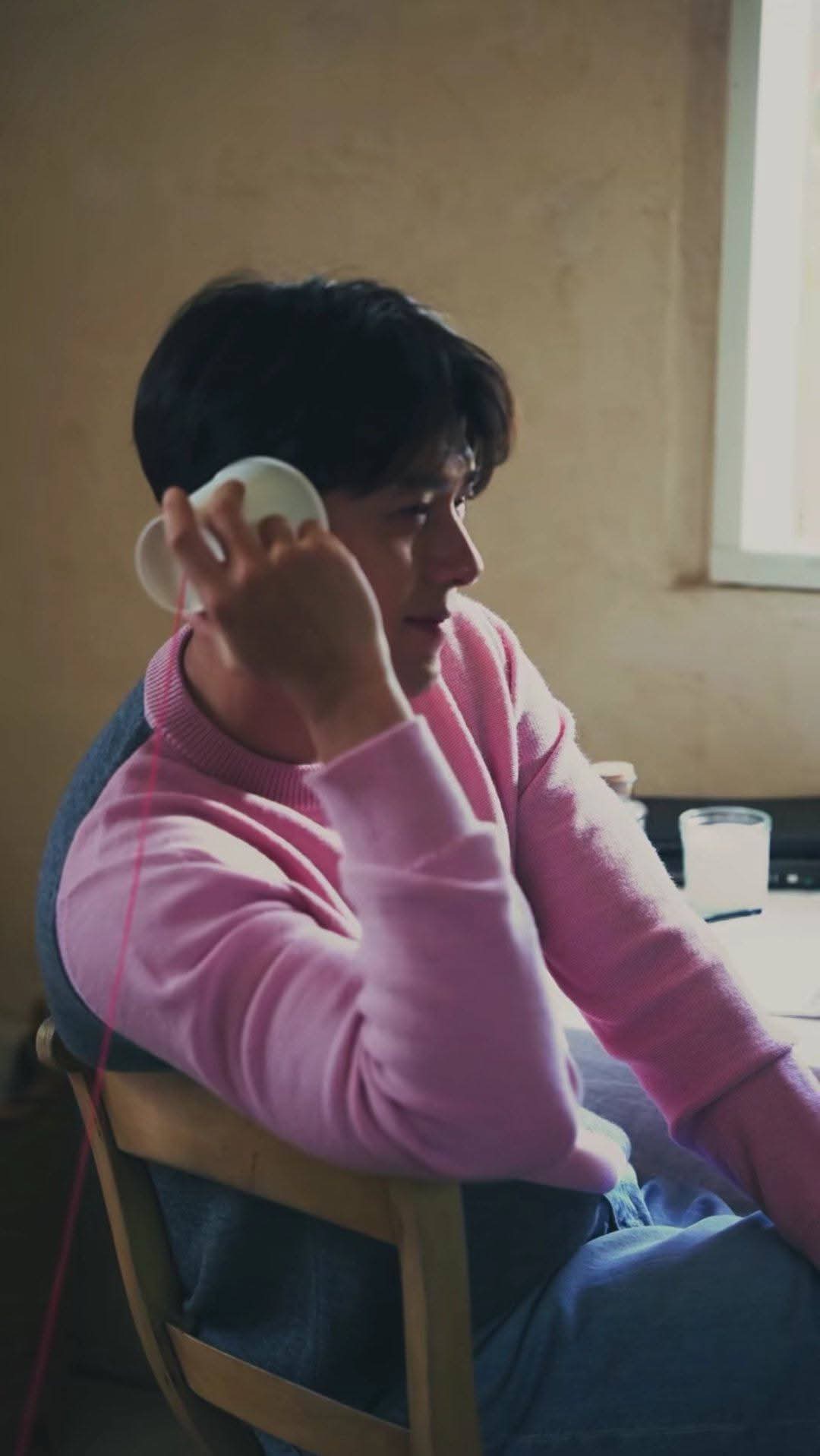 Wallpaper emosional yang dibagikan penggemar untuk Hyun Bin