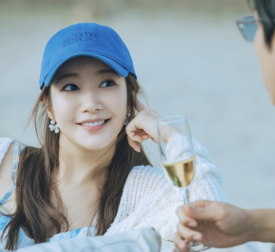 Behind-the-scenes cut of Park Minyoung