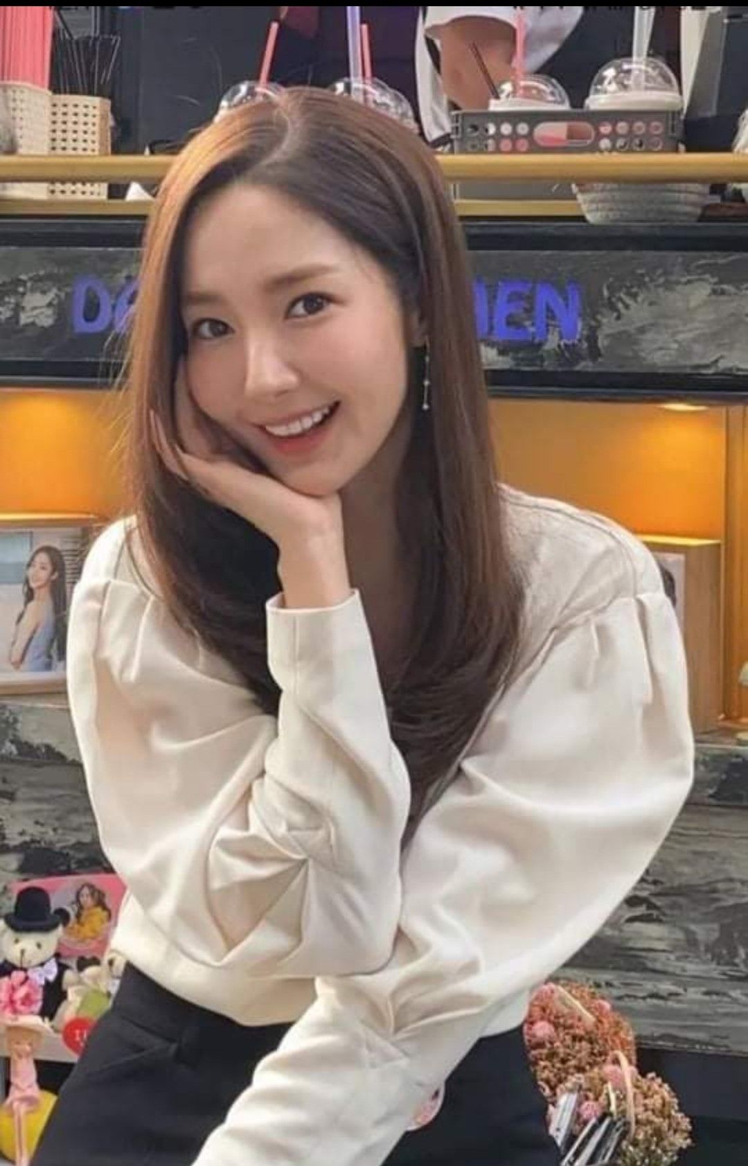 Behind-the-scenes cut of Park Minyoung