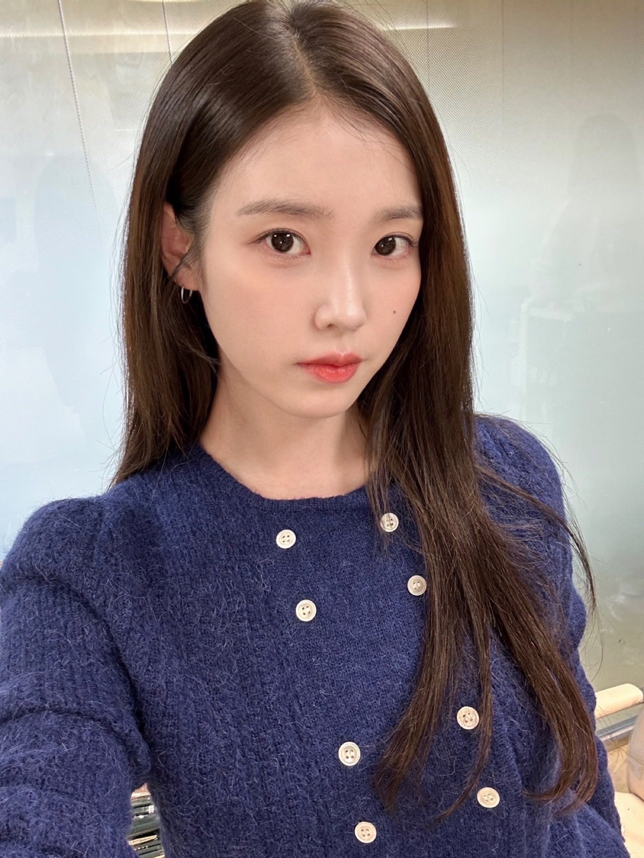 Behind-the-scenes cut of IU