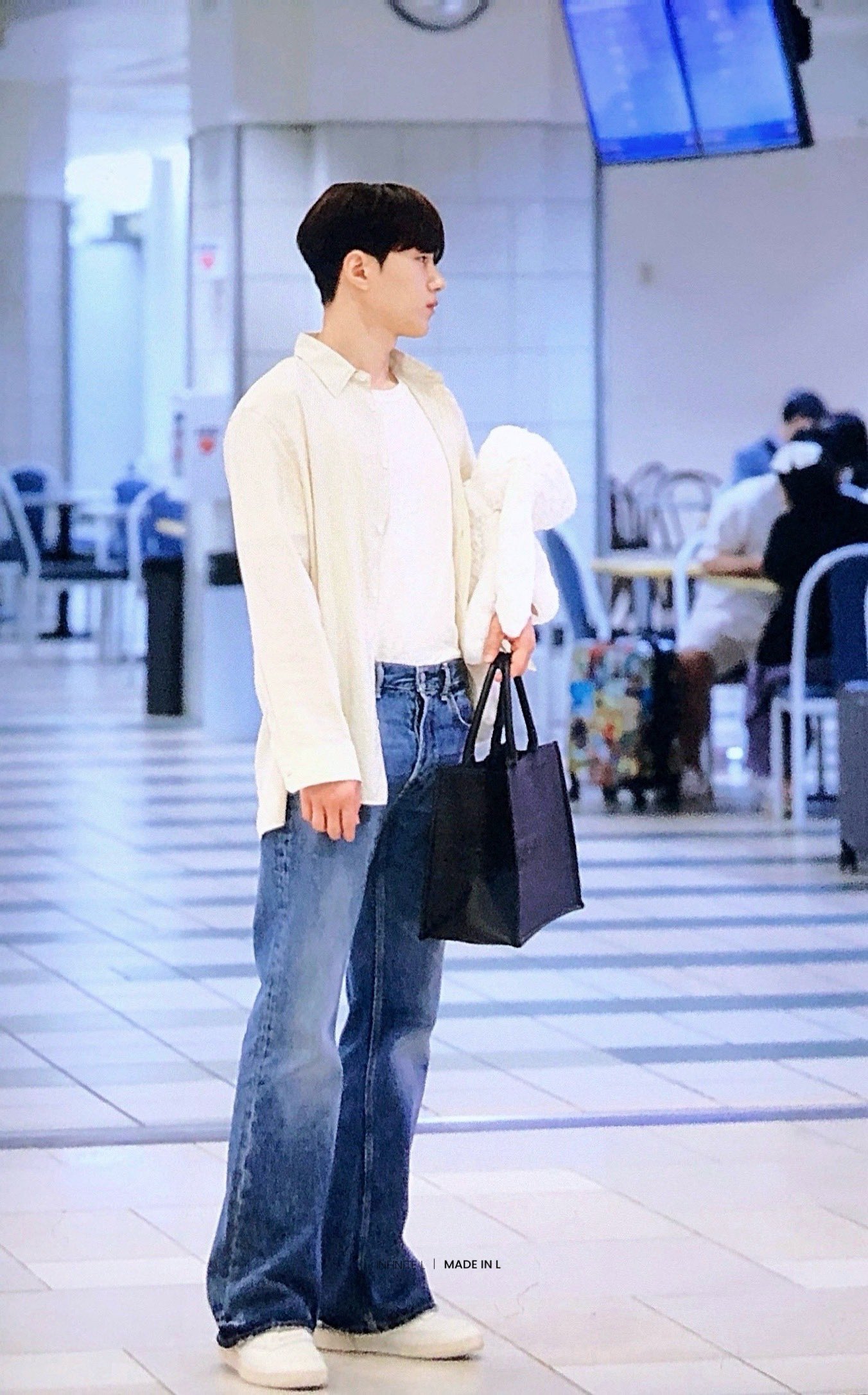 A moment captured by a fan of Kim Myungsoo (L)