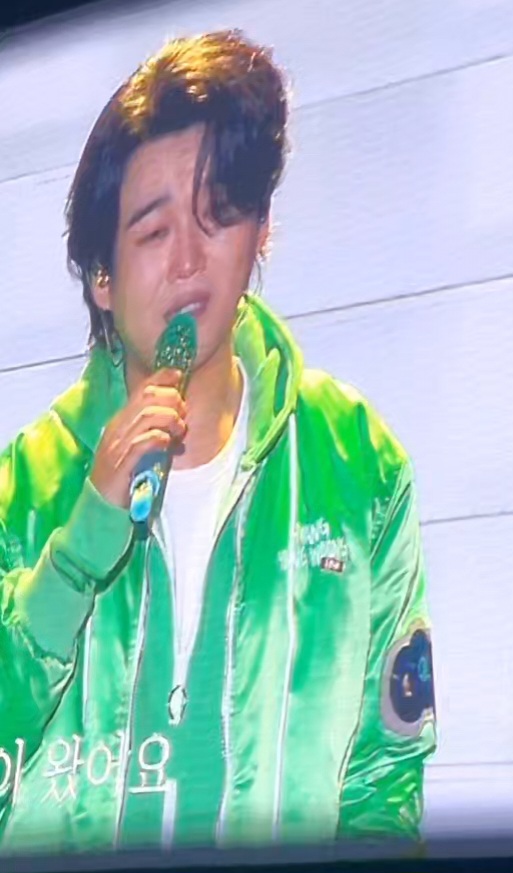 Emotional wallpaper shared by fans for Hwang Youngwoong