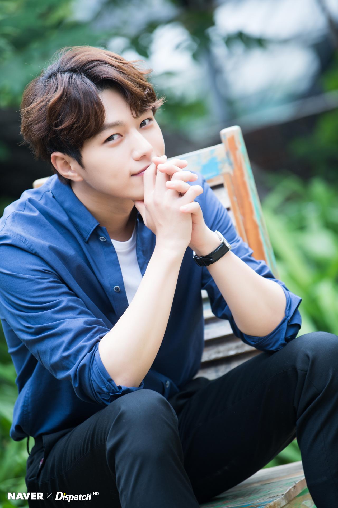 Behind-the-scenes cut of Kim Myungsoo (L)