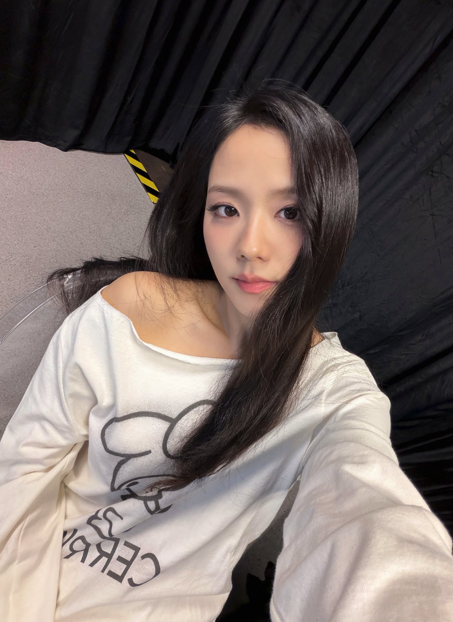 Behind-the-scenes cut of Jisoo (1995)