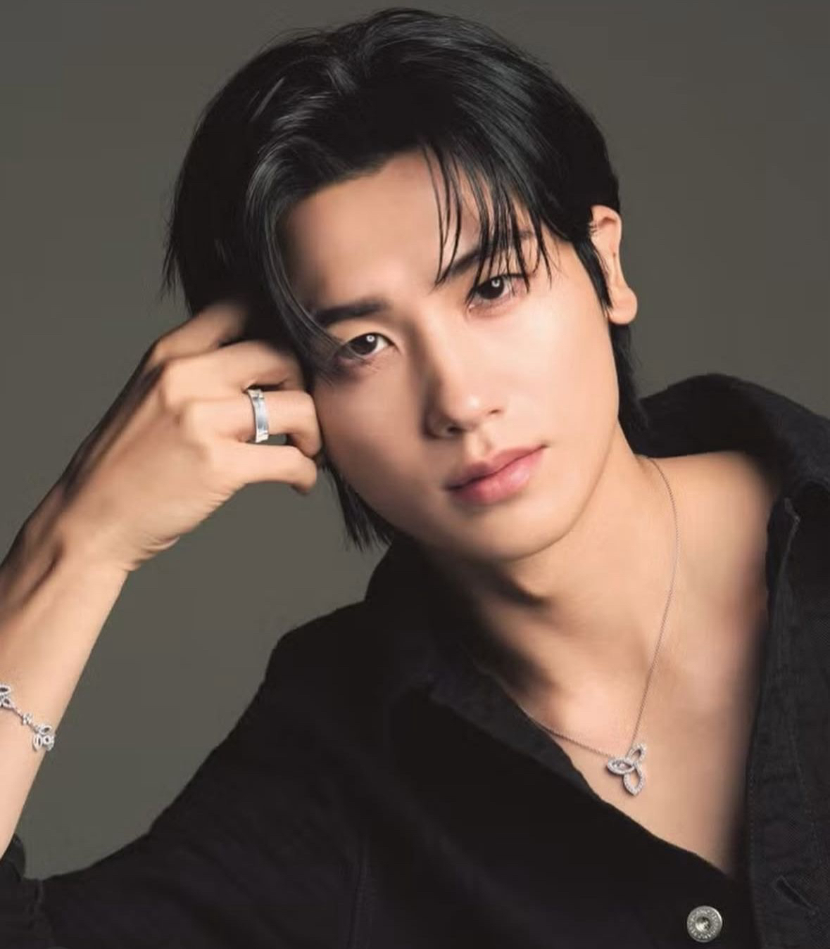 A moment captured by a fan of Park Hyungsik