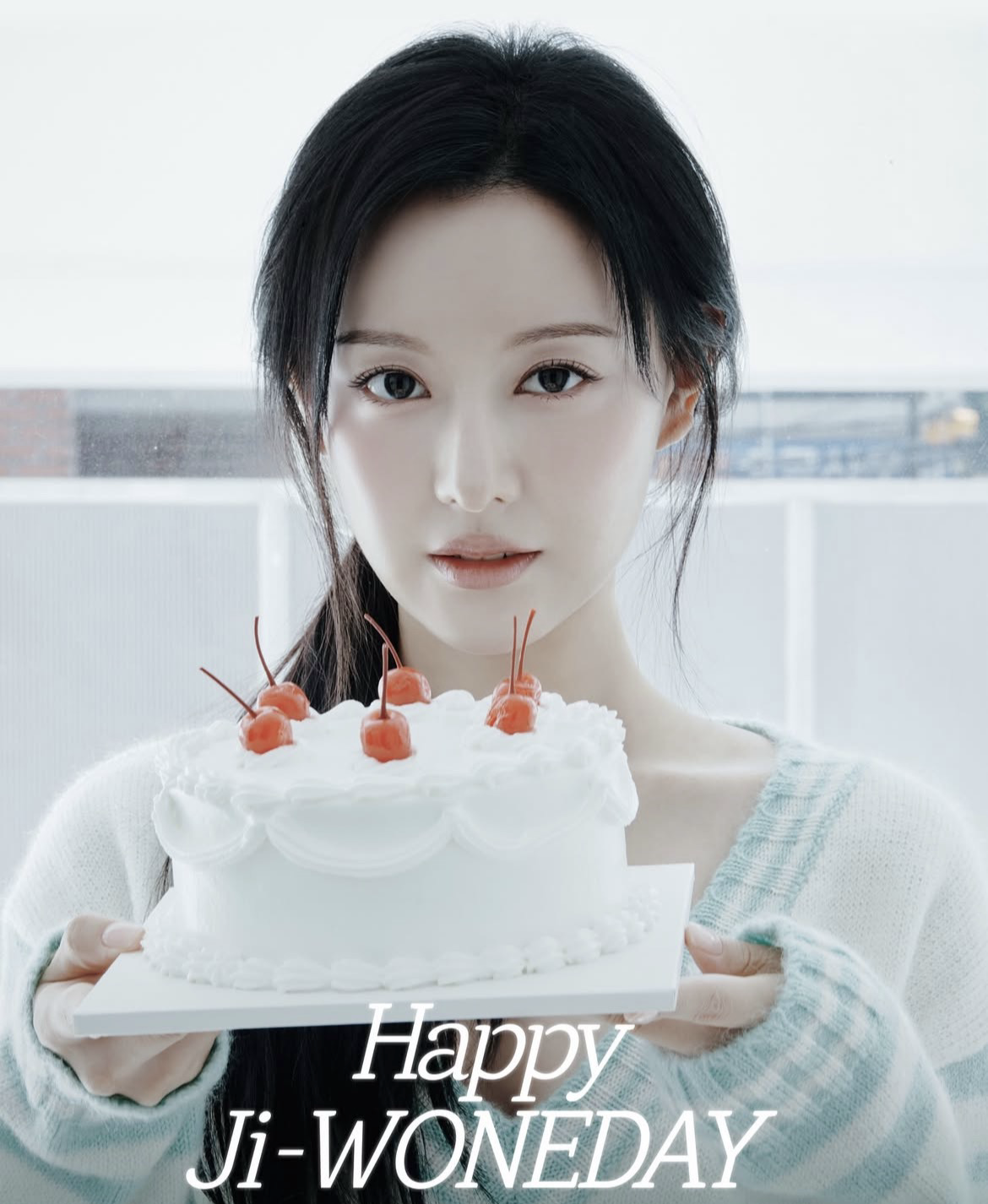 Behind-the-scenes cut of Kim Jiwon