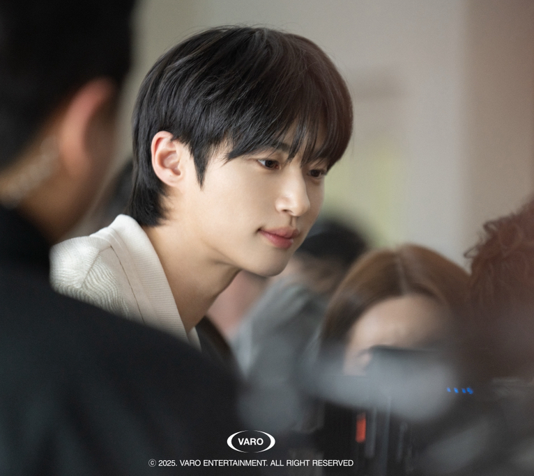 Behind-the-scenes cut of Byeon Wooseok