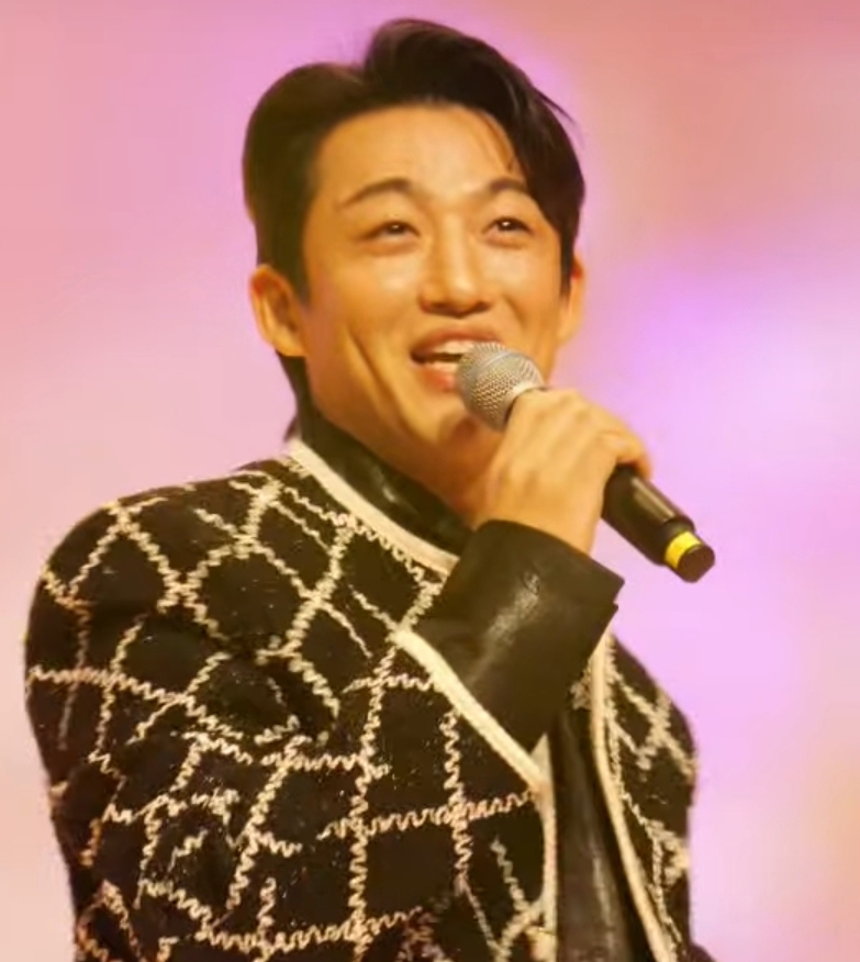 Behind-the-scenes cut of Shin Seungtae