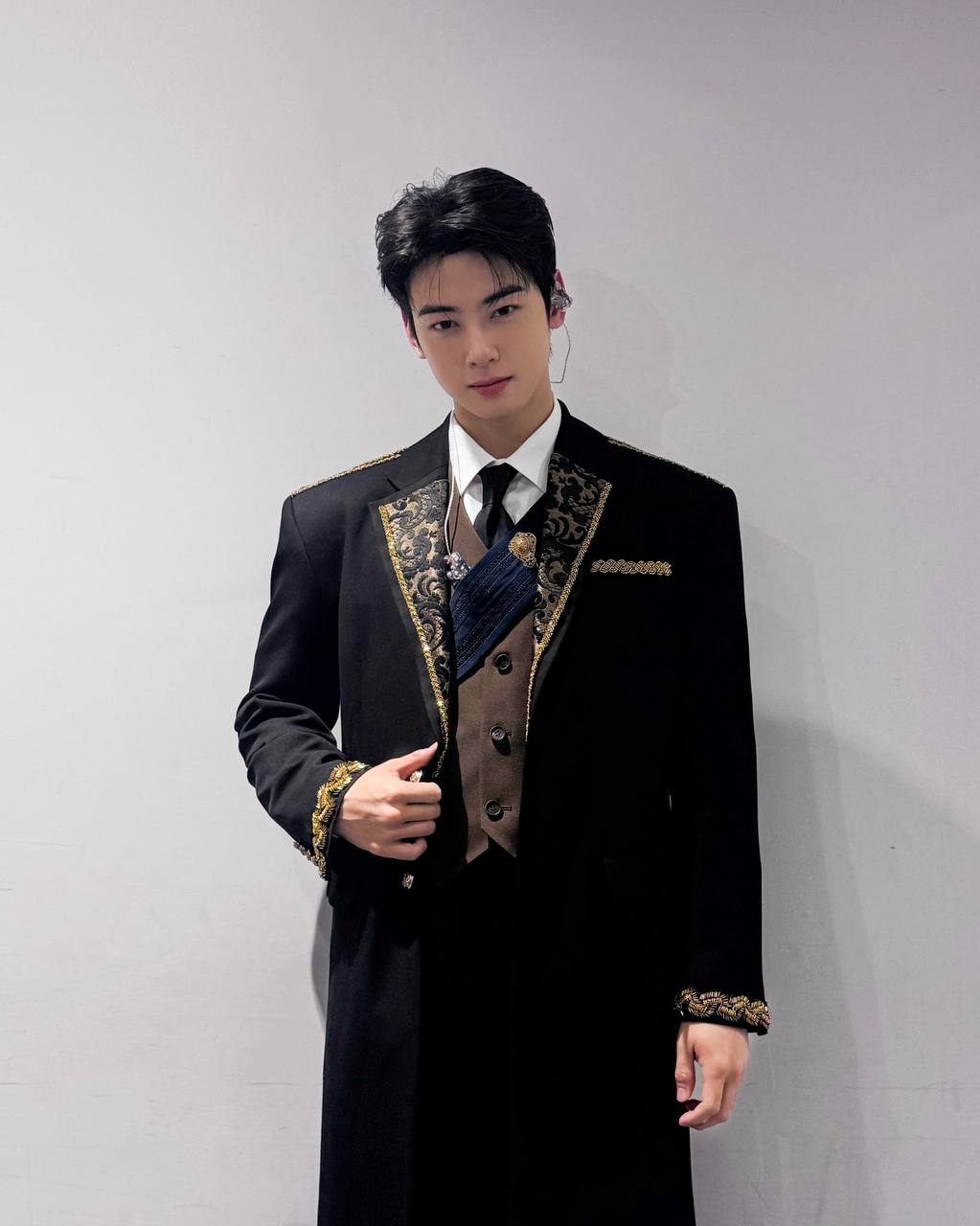 Behind-the-scenes cut of Cha Eunwoo