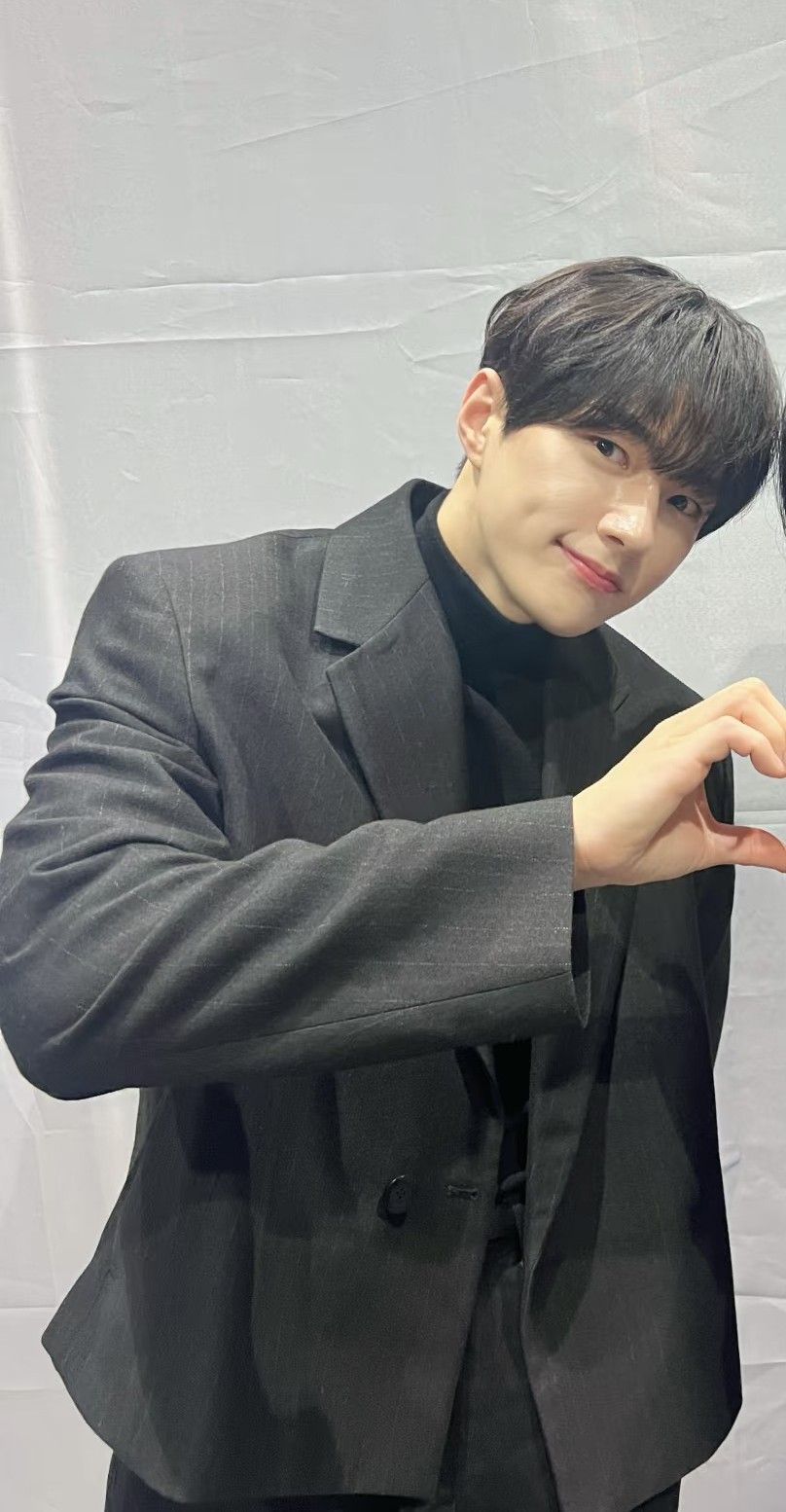 Representative background image loved by Kim Myungsoo (L) fandom