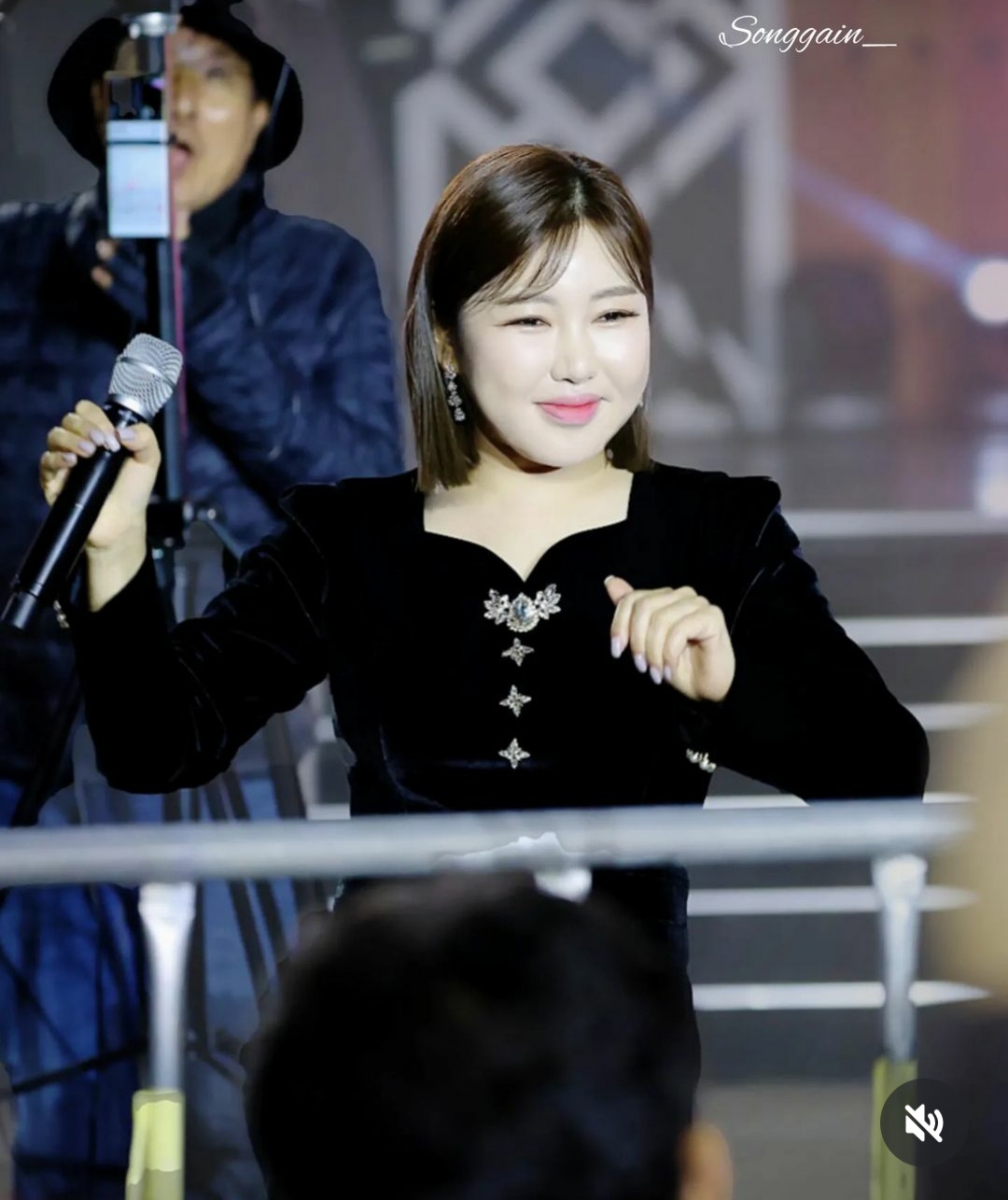 Behind-the-scenes cut of Song Gain
