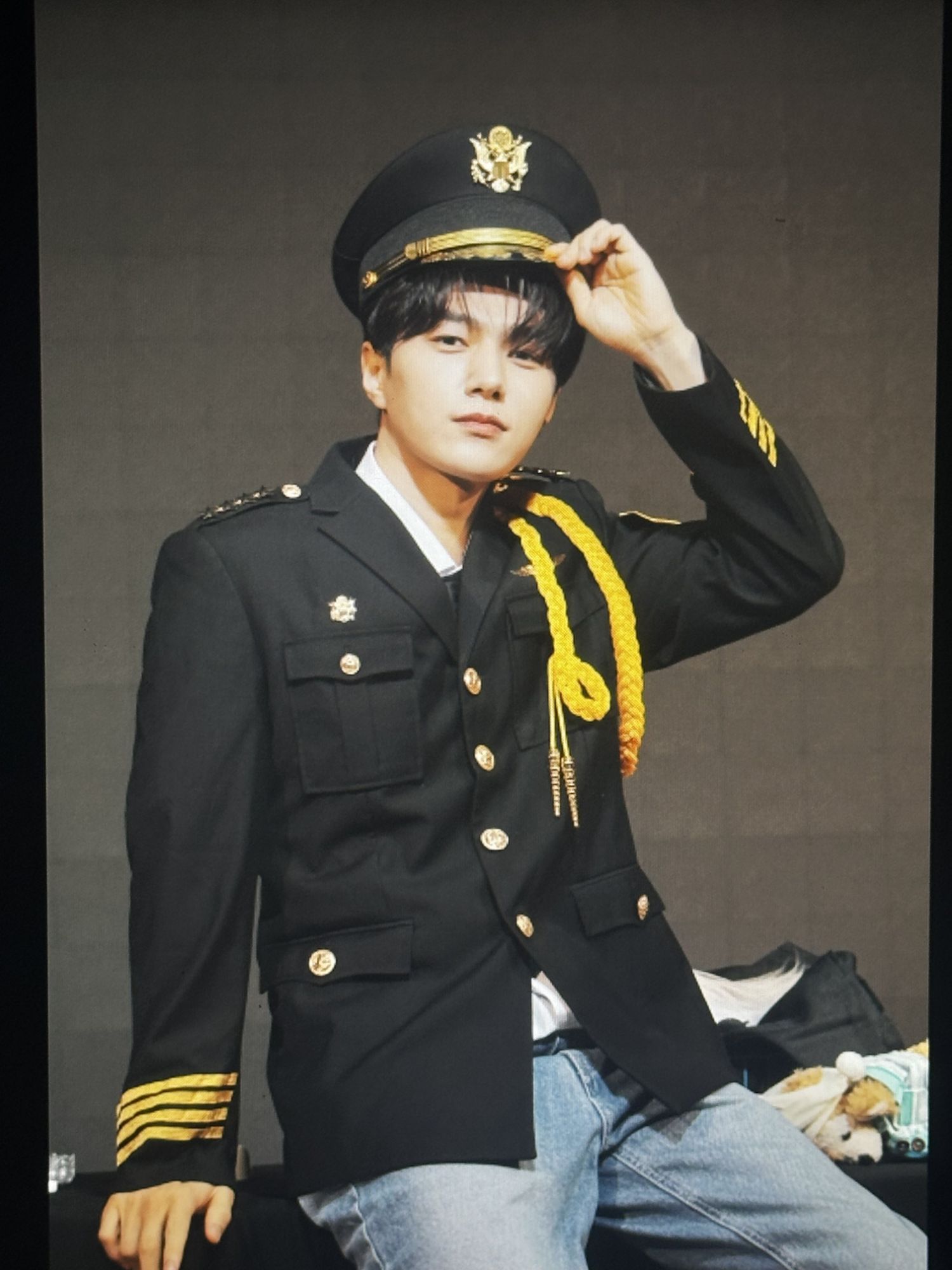 A moment captured by a fan of Kim Myungsoo (L)