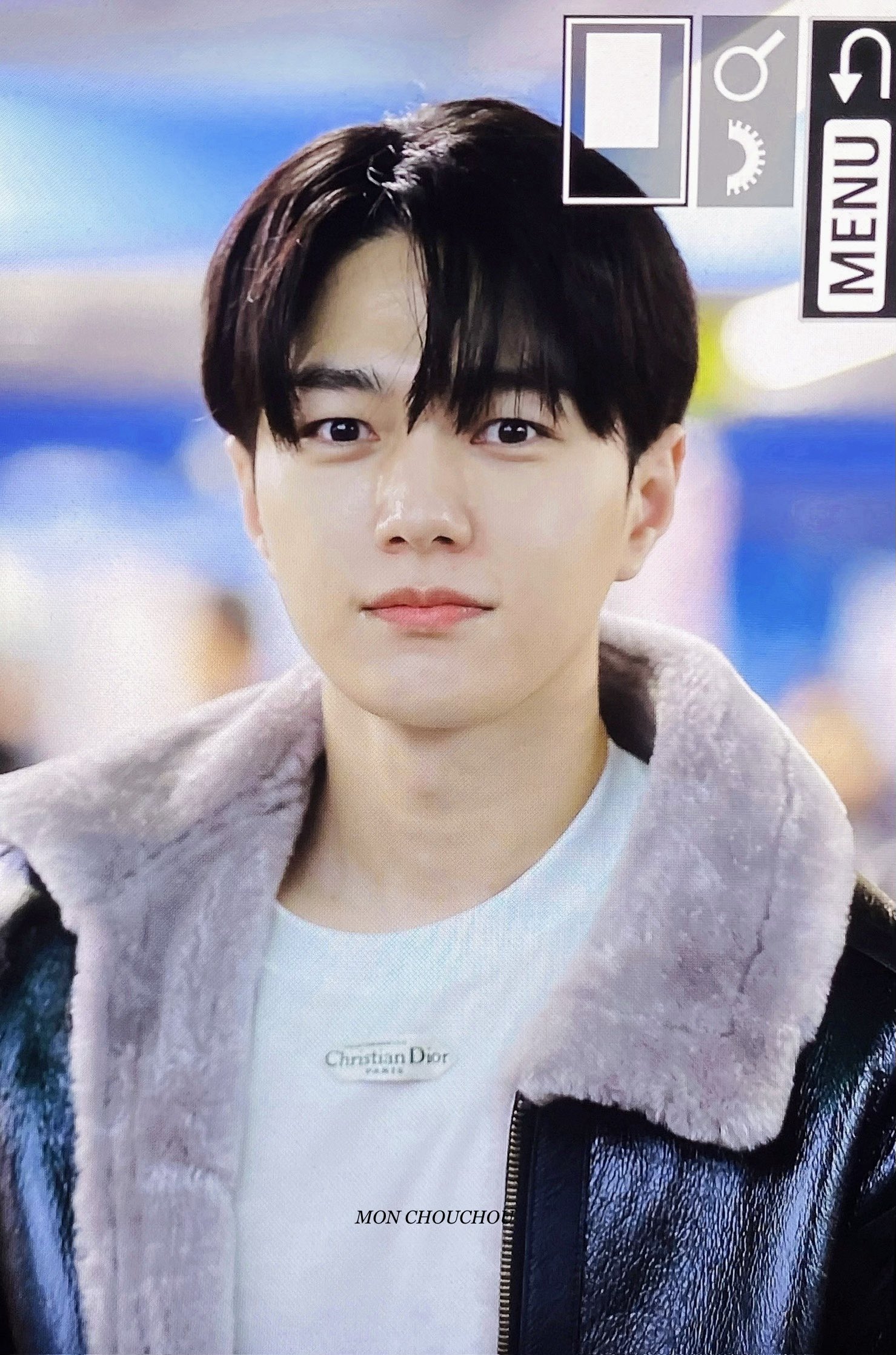 A moment captured by a fan of Kim Myungsoo (L)