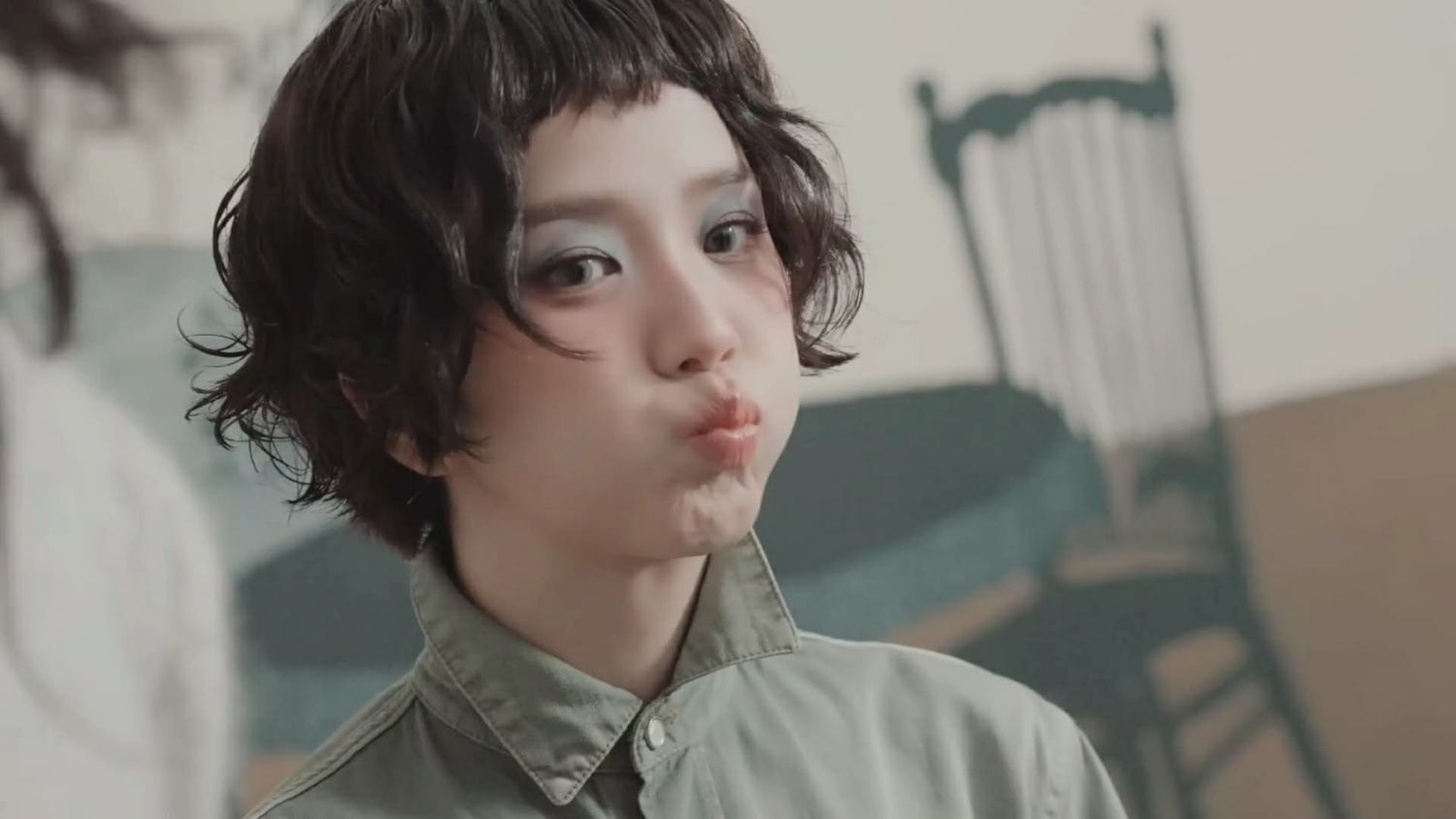 Behind-the-scenes cut of Jisoo (1995)