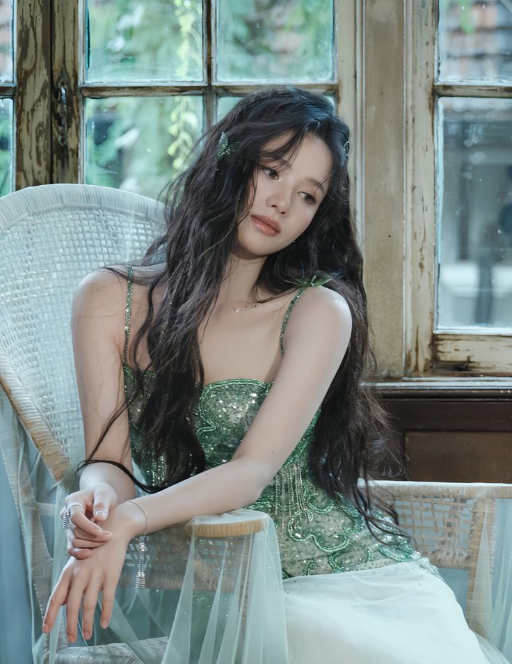 Behind-the-scenes cut of Jingyi Zhang