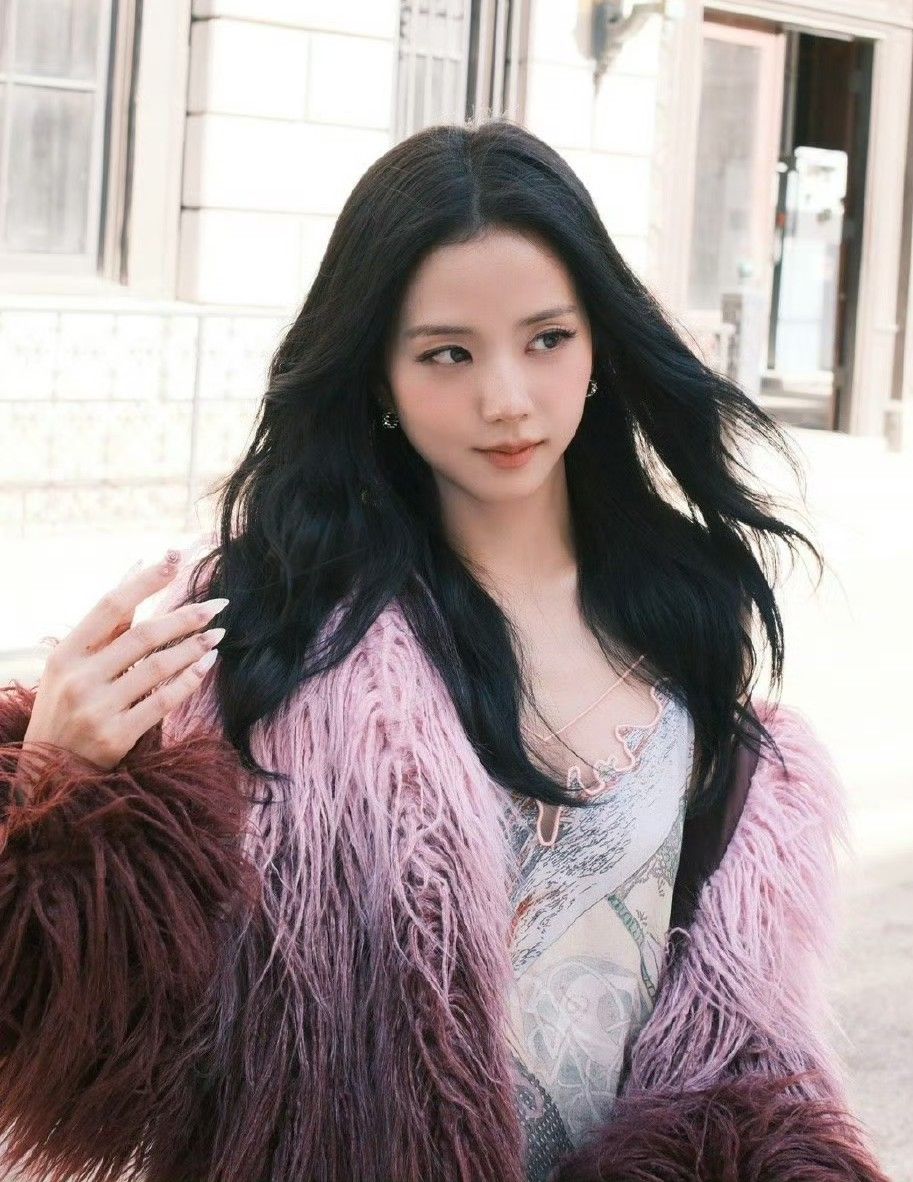 Latest photo of Jisoo (1995)