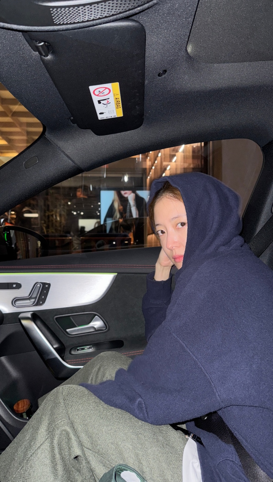 Behind-the-scenes cut of Lee Seyoung