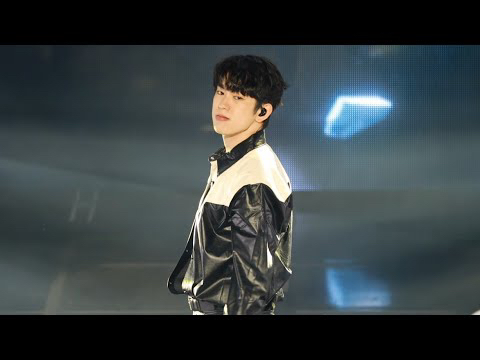 A moment captured by a fan of Park Jinyoung
