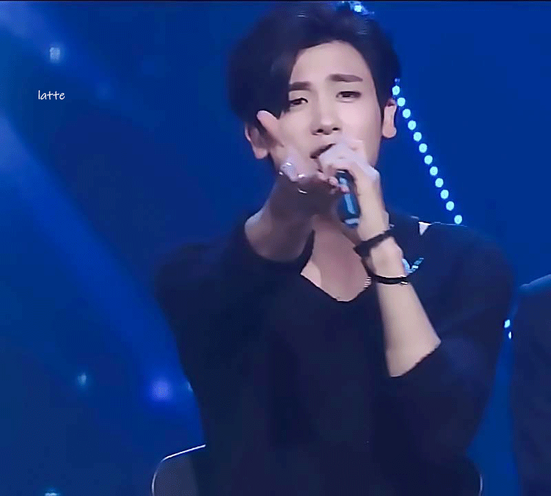 A moment captured by a fan of Park Hyungsik