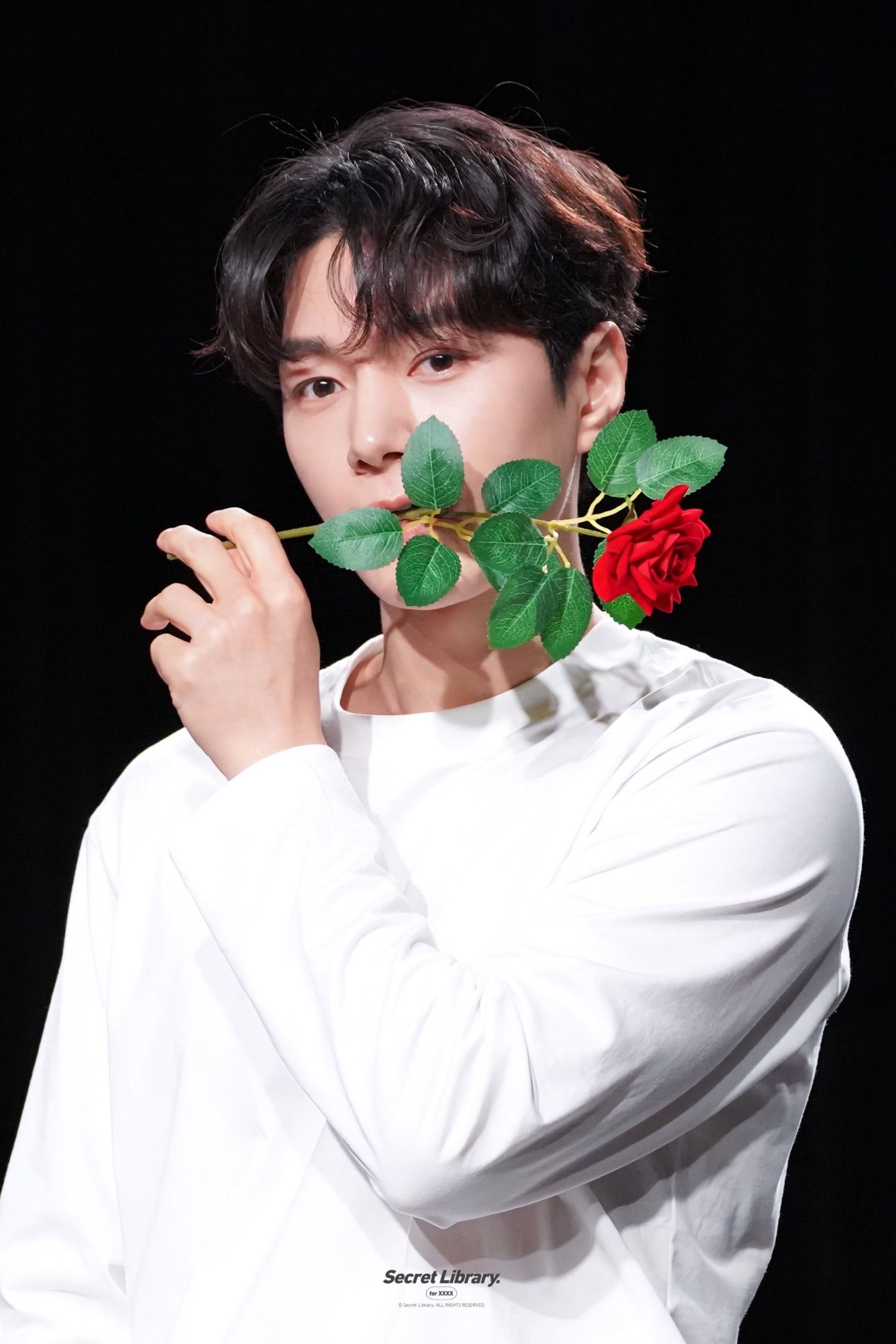 Behind-the-scenes cut of Kim Myungsoo (L)