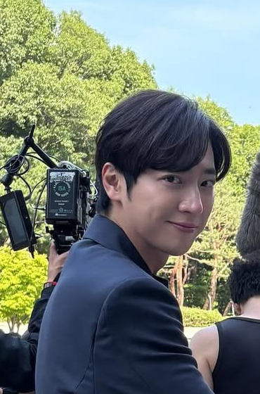 A moment captured by a fan of Lee Sangyeob