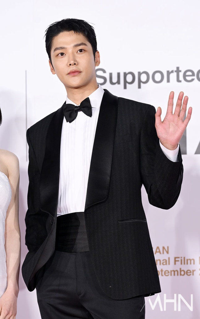 Behind-the-scenes cut of Rowoon