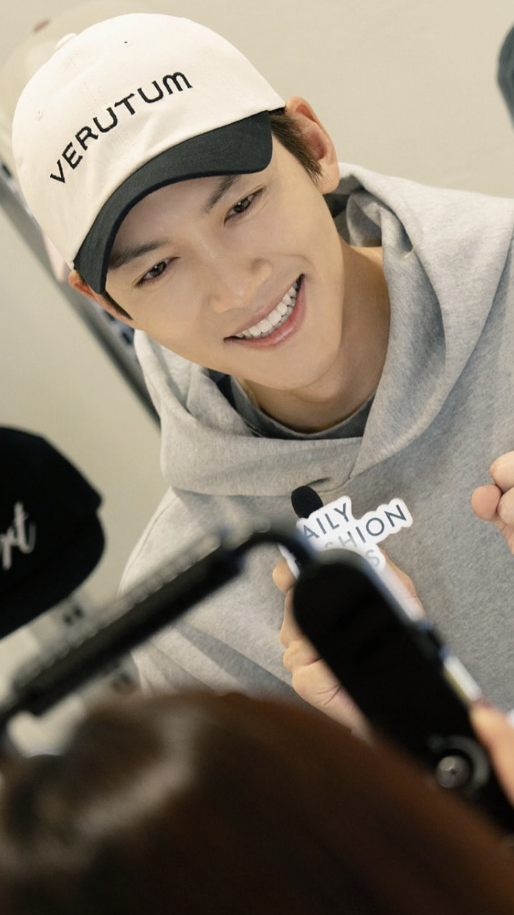 Behind-the-scenes cut of Ji Changwook