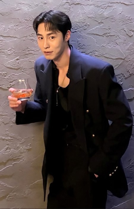 A moment captured by a fan of Lee Jaewook